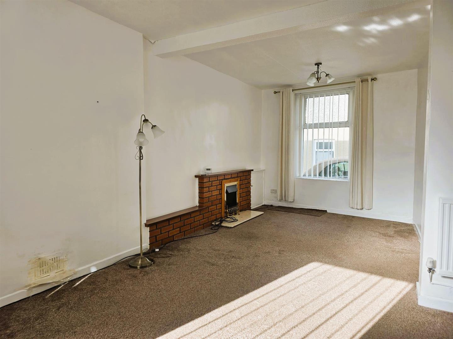 Marble Hall Road, Llanelli, SA15 1NN